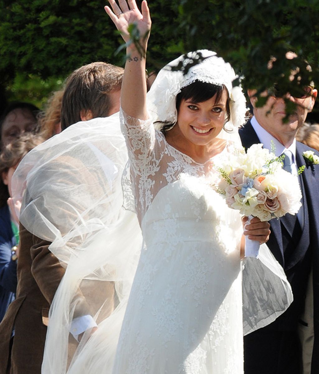 Lily Allen, boda con bombo en mitad del campo