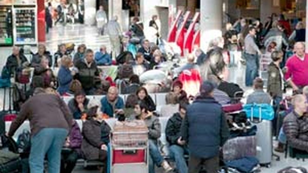 Más de 600.000 viajeros, afectados por la huelga de controladores, según las organizaciones de usuarios. Vídeo: Informativos Telecinco Más de 600.000 viajeros, afectados por la huelga de controladores, según las organizaciones de usuarios. Vídeo: Informativos Telecinco