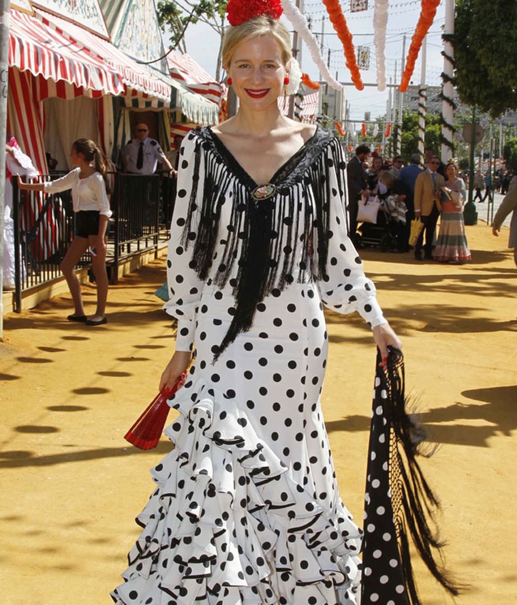 La modelo María León, con traje blancos de lunares negros y flores rojas
