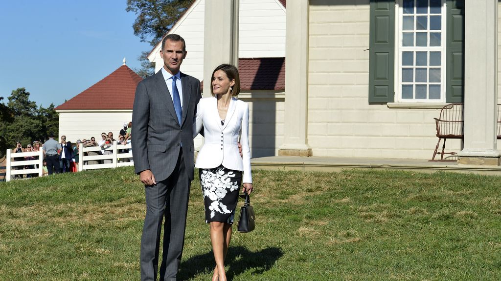 Don Felipe y doña Letizia junto a la residencia de George Washington
