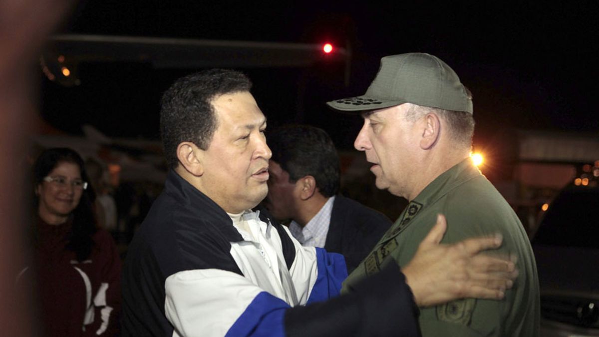 El ministro de defensa, Diego Molero Bellavia, recibe a Chavez a su llegada a Venezuela El ministro de defensa, Diego Molero Bellavia, recibe a Chavez a su llegada a Venezuela