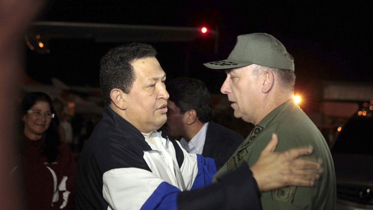 El ministro de defensa, Diego Molero Bellavia, recibe a Chavez a su llegada a Venezuela