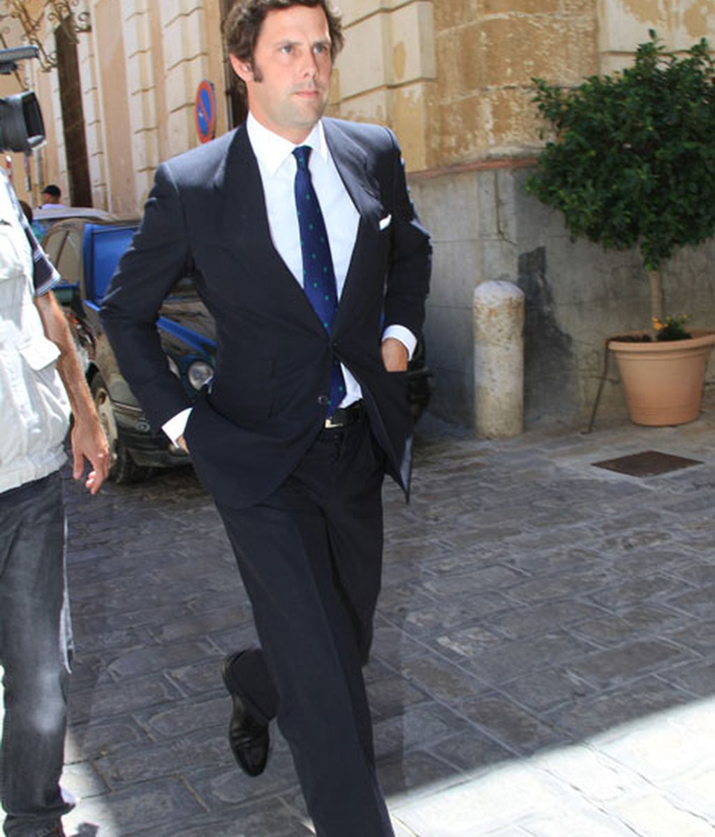 El nieto de la duquesa de Alba, Javier Martínez de Irujo, acudió con su esposa, Inés