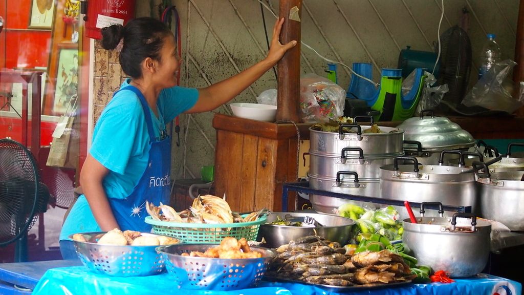 Regentando otro puesto de comida en la calle