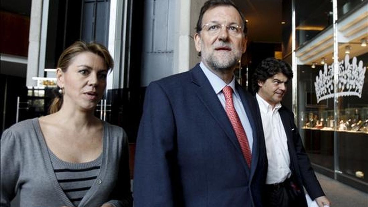 El presidente del Partido Popular, Mariano Rajoy, y la secretaria general del partido, María Dolores de Cospedal, quienes encabezarán la campaña de esa fuerza política para las próximas elecciones europeas. EFE/Archivo