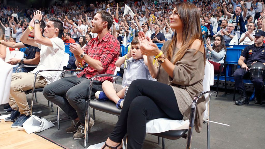 Xabi Alonso, con su familia en el baloncesto