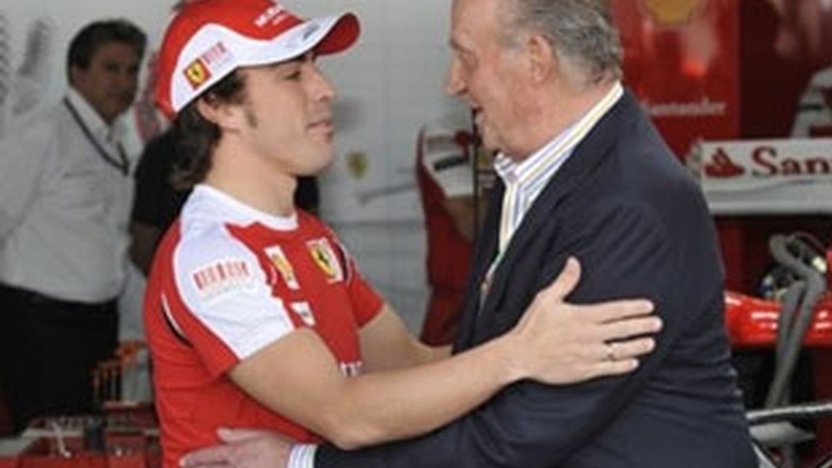 El Rey Juan Carlos saluda a Fernando Alonso antes de comenzar el GP de Bahrein. Foto: AP