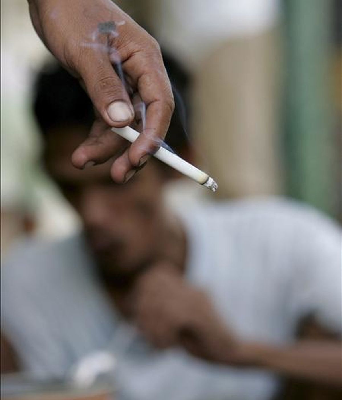 Murcia, Baleares y Extremadura son las comunidades donde, según sus ciudadanos, se respeta menos la ley del Tabaco, que prohíbe fumar en la mayoría de los establecimientos públicos. EFE/Archivo Murcia, Baleares y Extremadura son las comunidades donde, según sus ciudadanos, se respeta menos la ley del Tabaco, que prohíbe fumar en la mayoría de los establecimientos públicos. EFE/Archivo