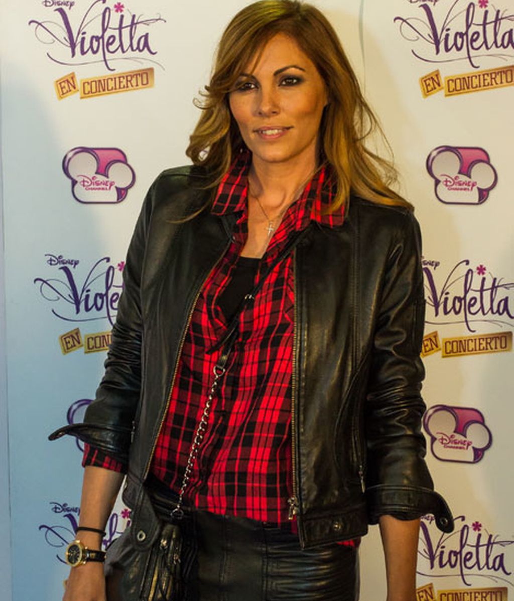 La modelo Raquel Rodríguez también combinó el rojo y el negro