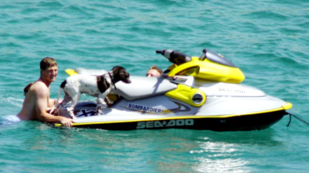 En verano, érase un famoso a una moto de agua pegado...