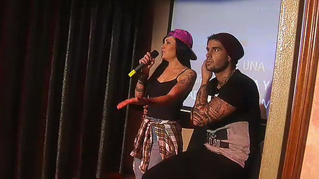 Iris, Laura, Paula y Diolinda se ven las caras en un karaoke