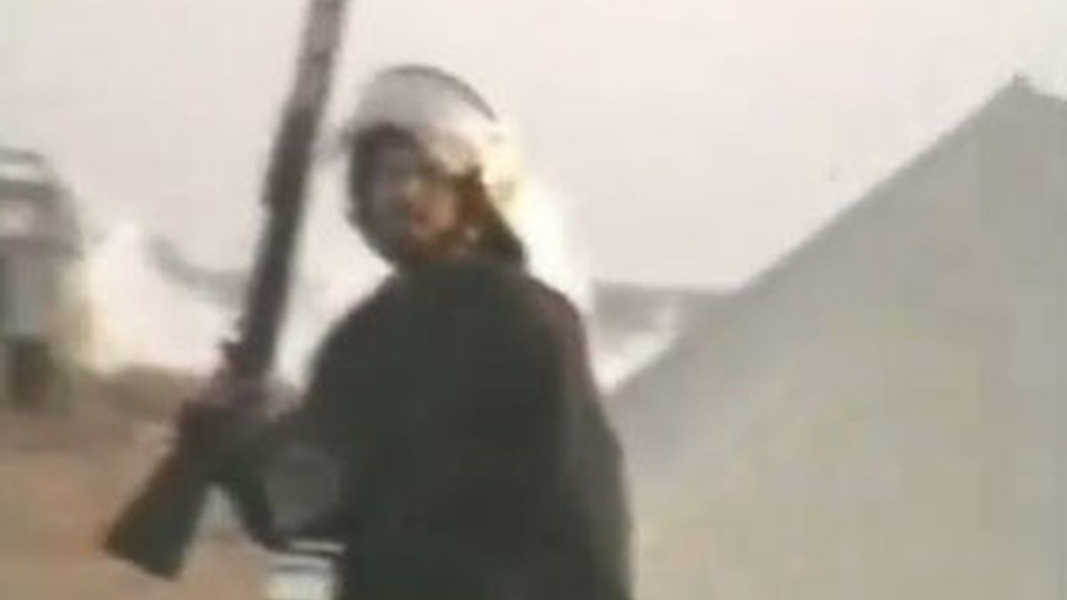 Un soldado marroquí con un arma en El Aaiún