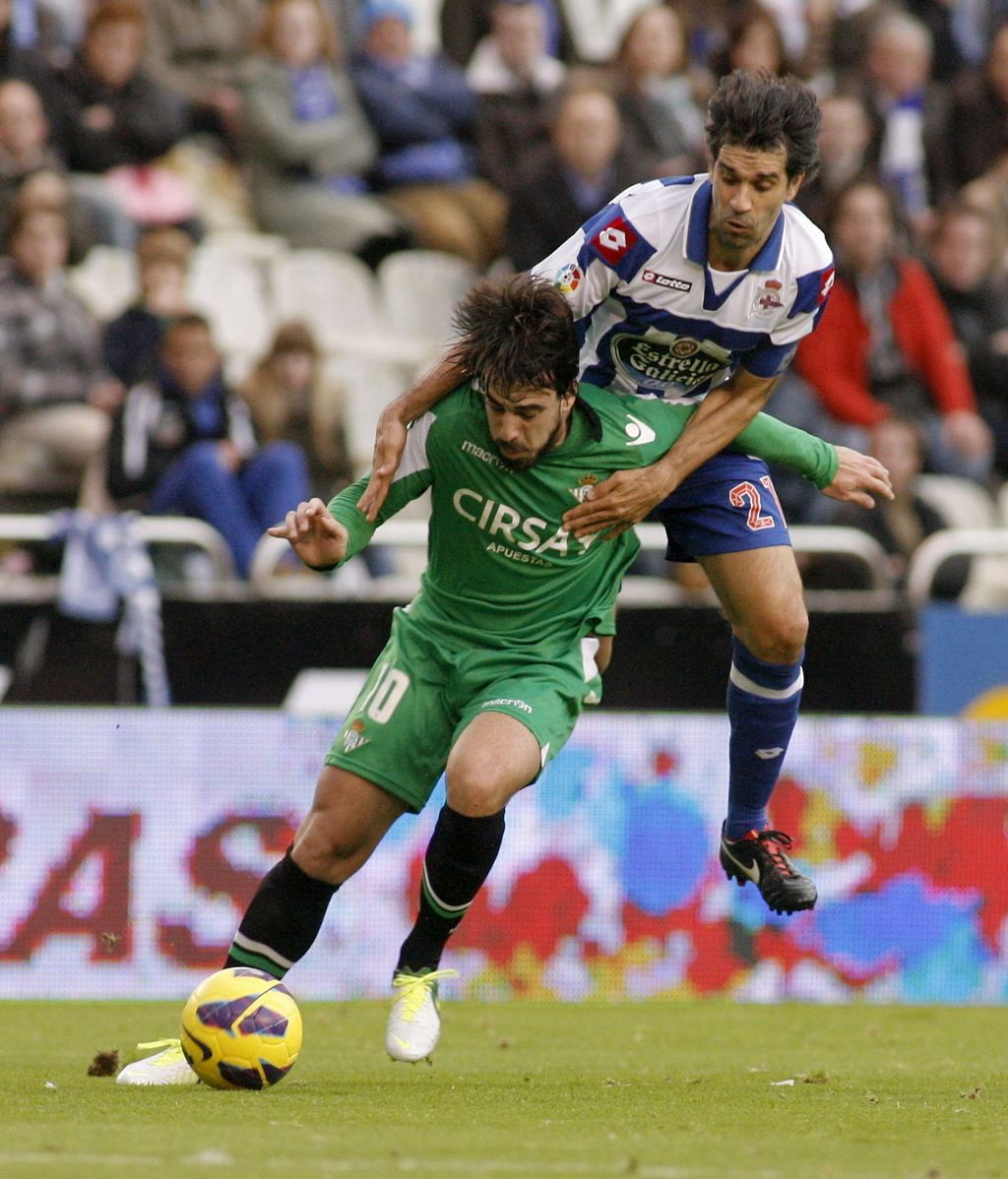 El centrocampista del Betis Beñat Etxebarría (i) pelea un balón con el centrocampista del Deportivo Juan Carlos Valerón