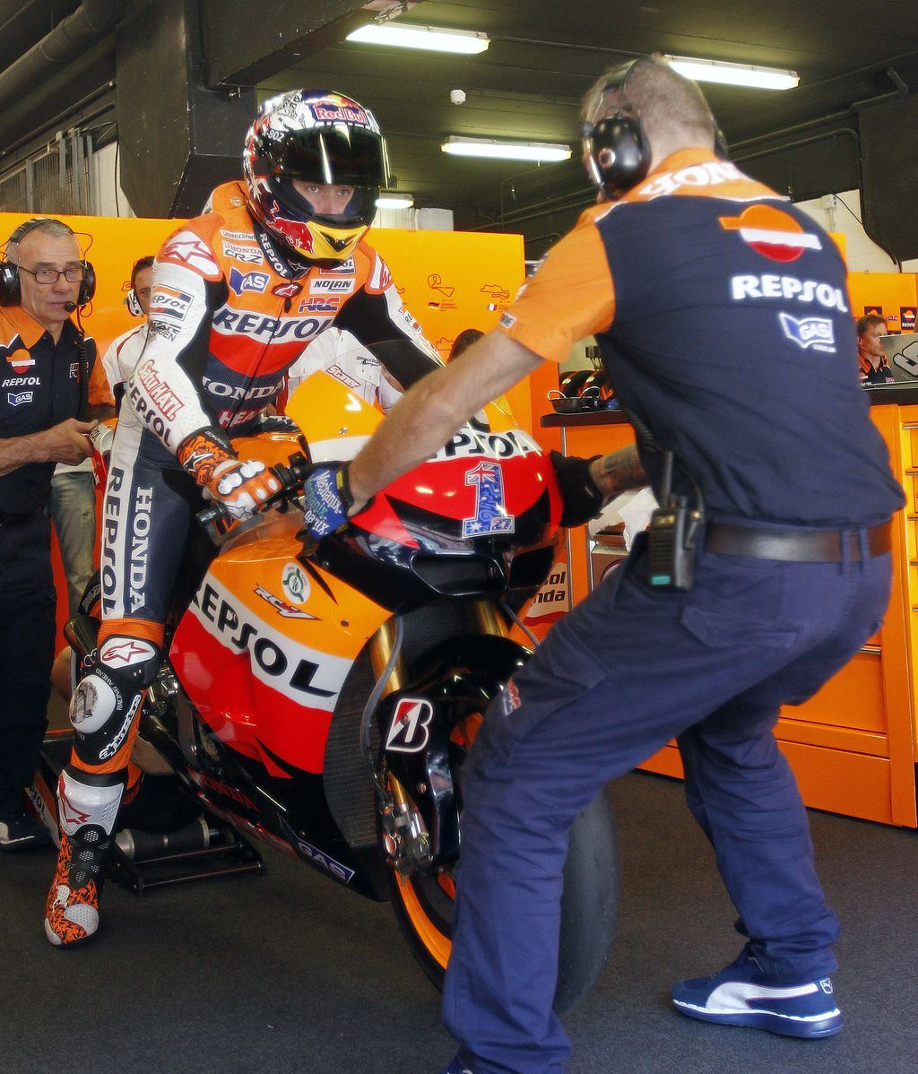 Casey Stoner, a punto de salir a pista desde su box de Montmeló