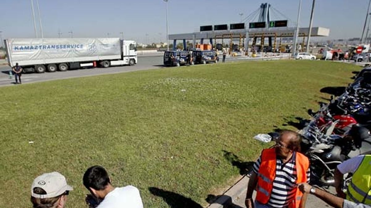 Piquetes de transportistas observan los camiones entrando en el puerto de Valencia. Foto: EFE