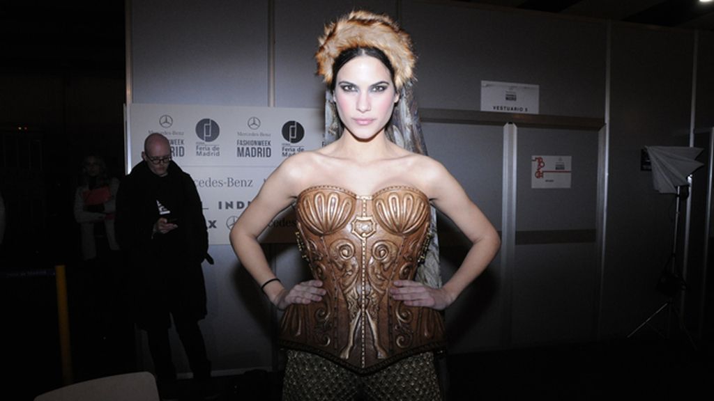 El corsé tallado en madera de Maya Hansen: pura fuerza e imaginación