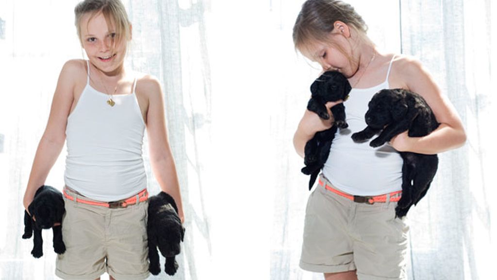 Todos descalzos, en un colchón-sofá en el suelo...