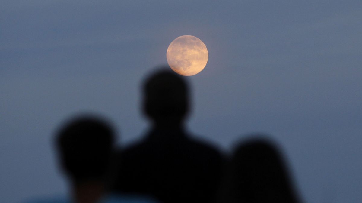 Un grupo de personas observa la 'superluna'. Foto: Efe