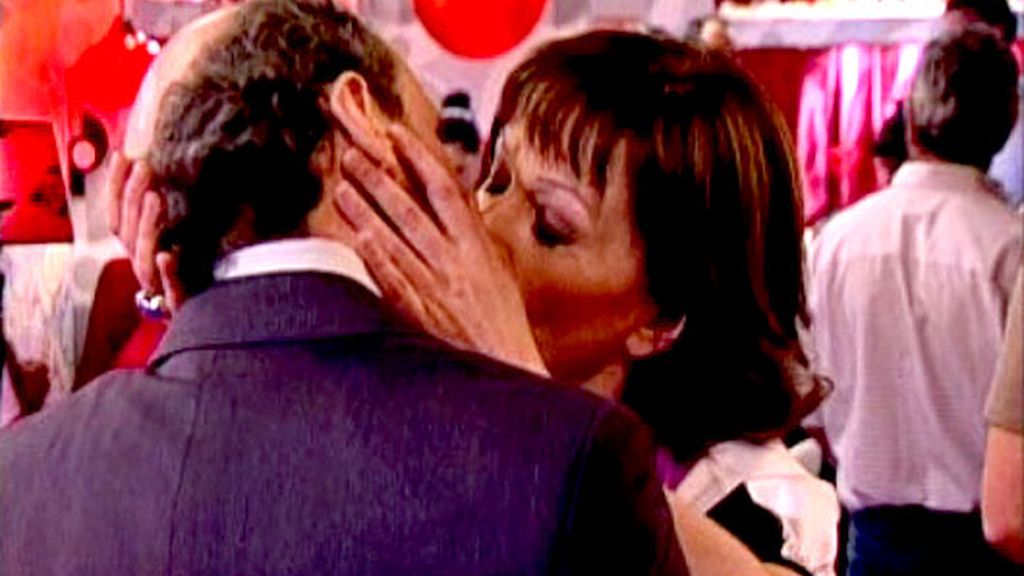 Cap. 9,T.2: 'Swingers, una boda exprés y una niña huerfanita'