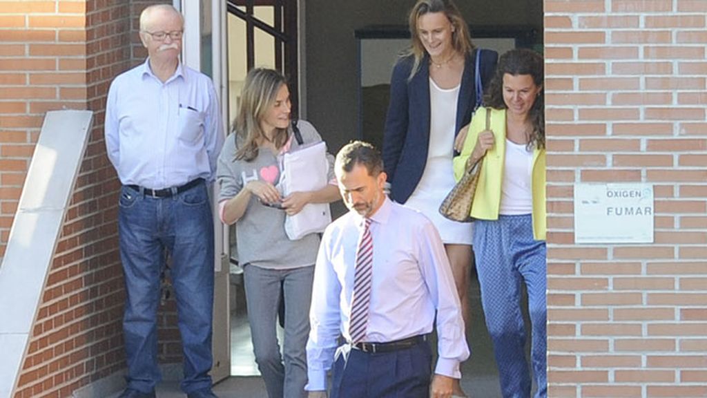 La Familia Real ha saludado a los periodistas desde el coche