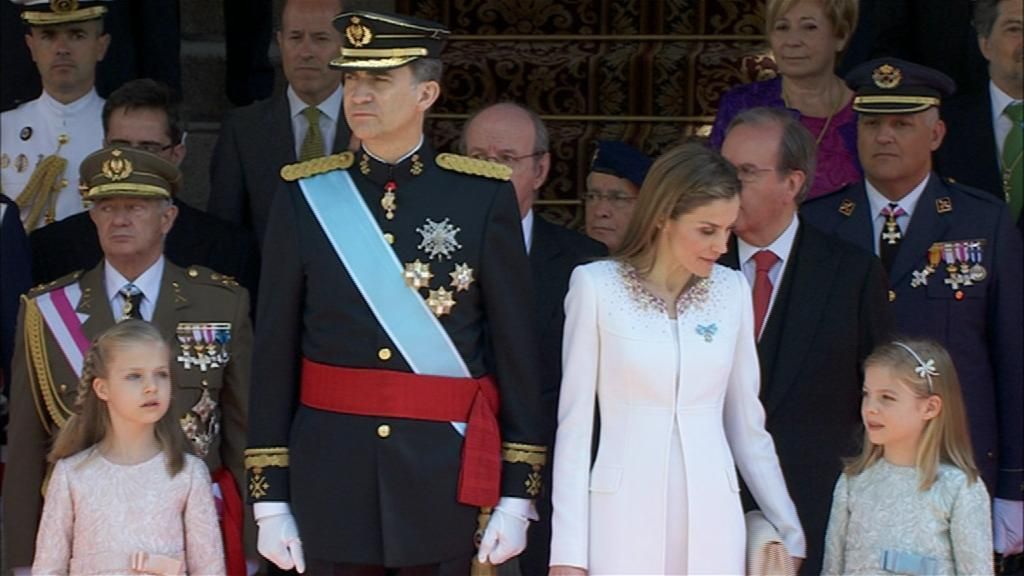 Los reyes y sus hijas en la parada militar