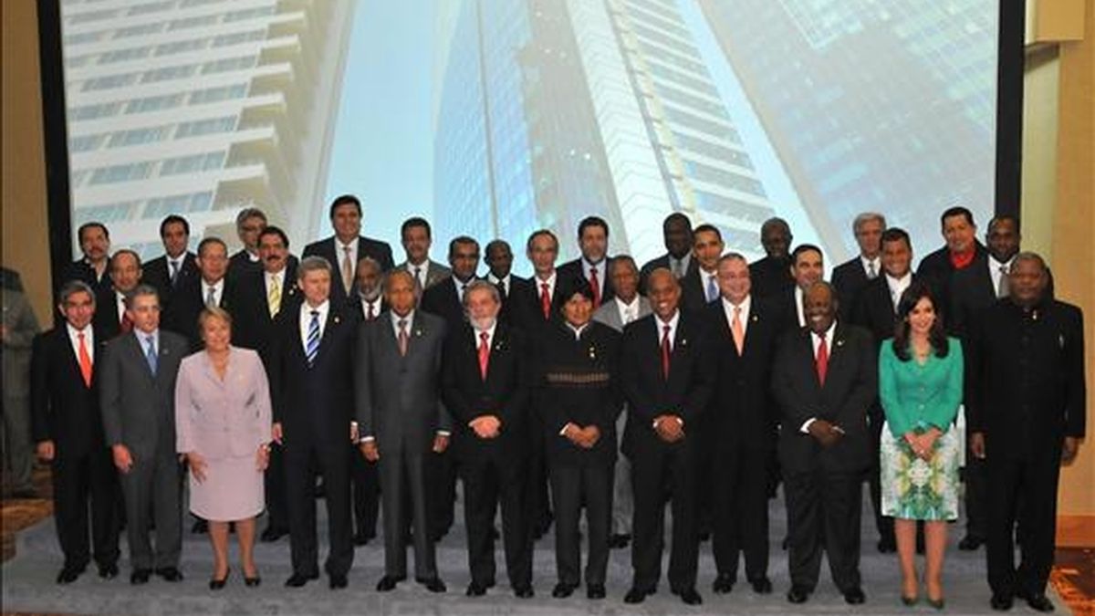 Fotografía oficial de los jefes de Estado y de Gobierno que participan desde el viernes y hasta mañana domingo 19 de abril en la V Cumbre de las Américas, en la capital de Trinidad y Tobago. EFE