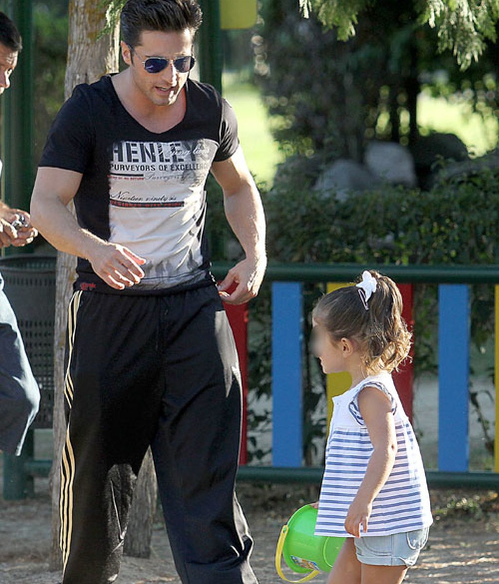 Papá Bustamante se divierte con su hija Daniella en los columpios