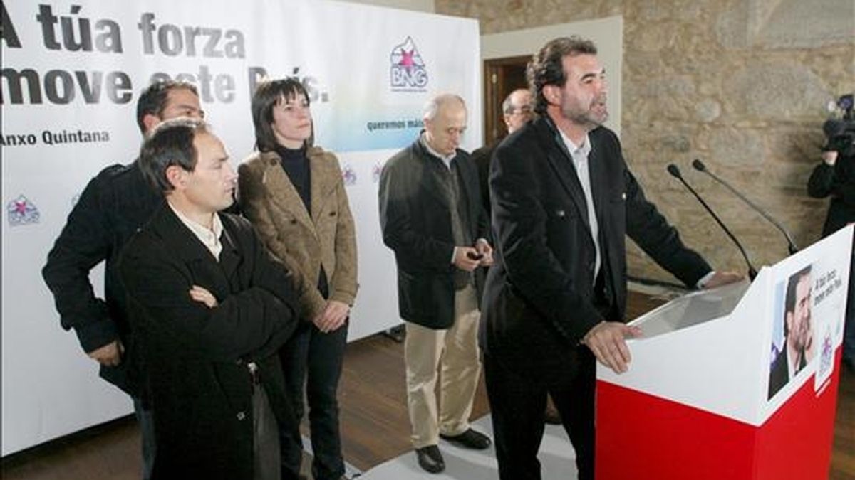 El líder del Bloque Nacionalista Gallego (BNG), Anxo Quintana, durante su comparecencia ante los medios de comunicación tras conocerse los resultados de las elecciones autonómicas en Galicia. EFE