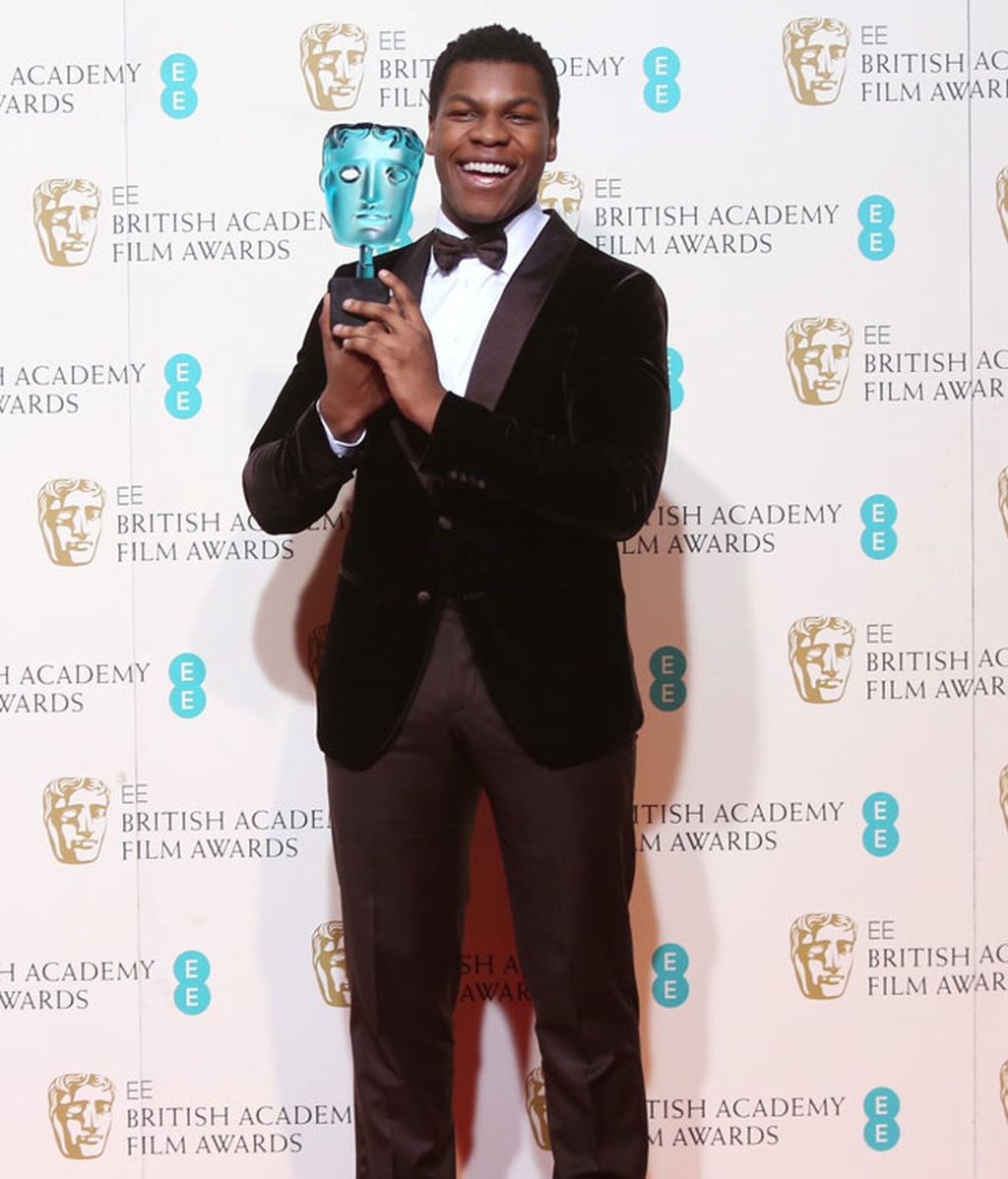 John Boyega con esmoquin negro de tercipelo y pajarita