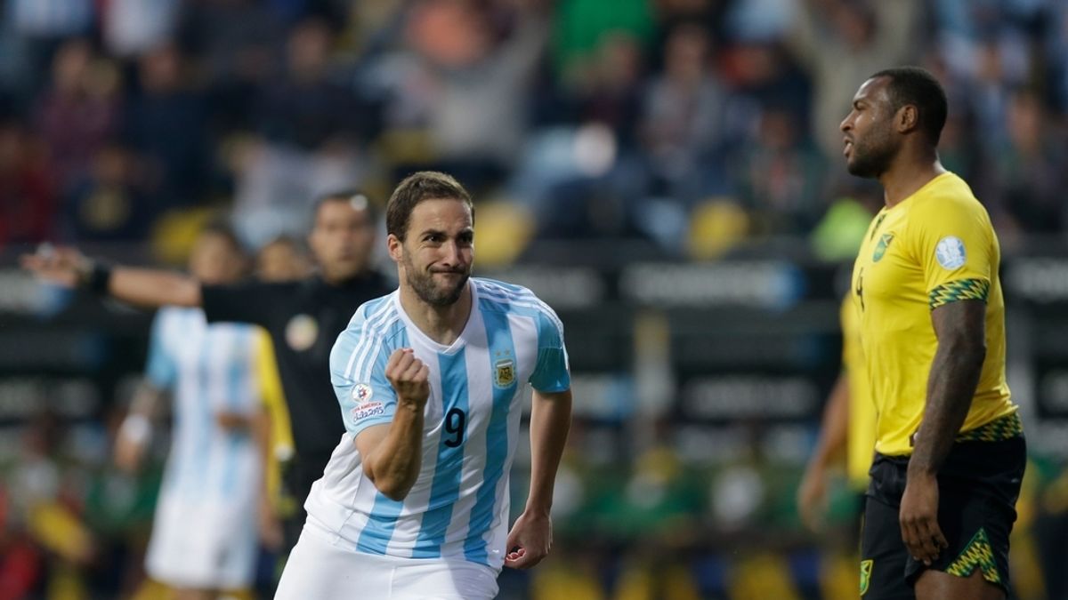 Higuaín hace líder a Argentina ante Jamaica