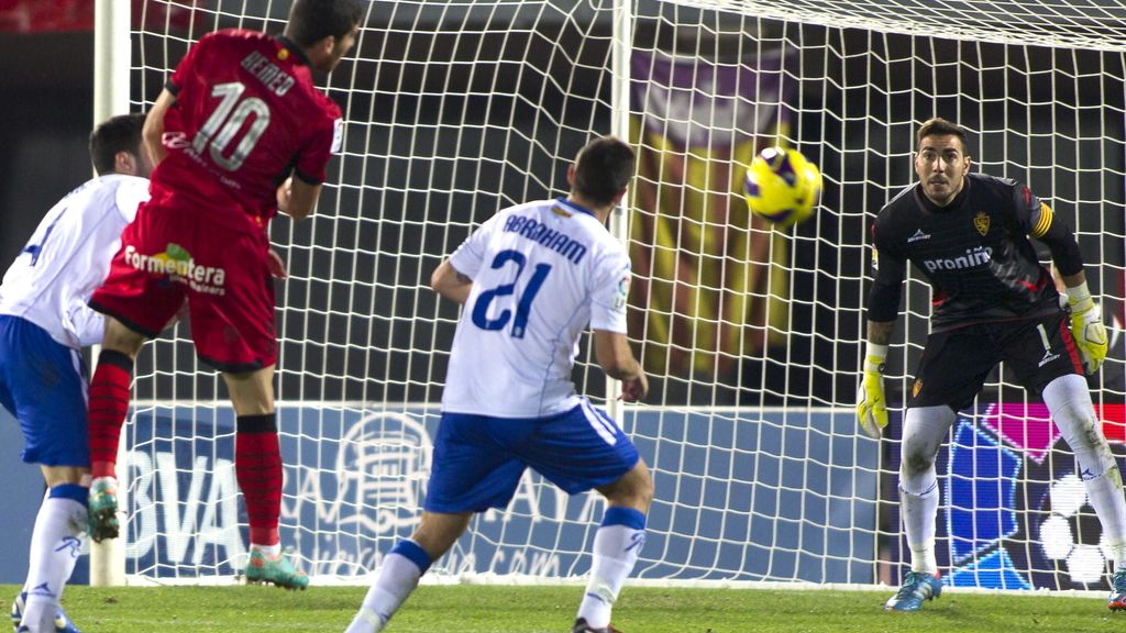El portero del Zaragoza, Roberto Jiménez (d), intenta atajar el remate del delantero israelí del Mallorca, Tomer Hemed ( El portero del Zaragoza, Roberto Jiménez (d), intenta atajar el remate del delantero israelí del Mallorca, Tomer Hemed (