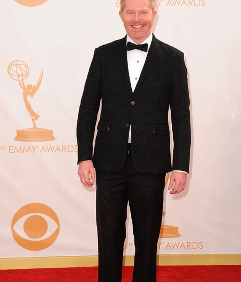Jesse Tyler Ferguson, con traje negro y pajarita