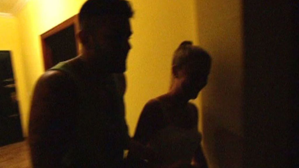 Javier conoce a sus chicas en la piscina (y en la cama)