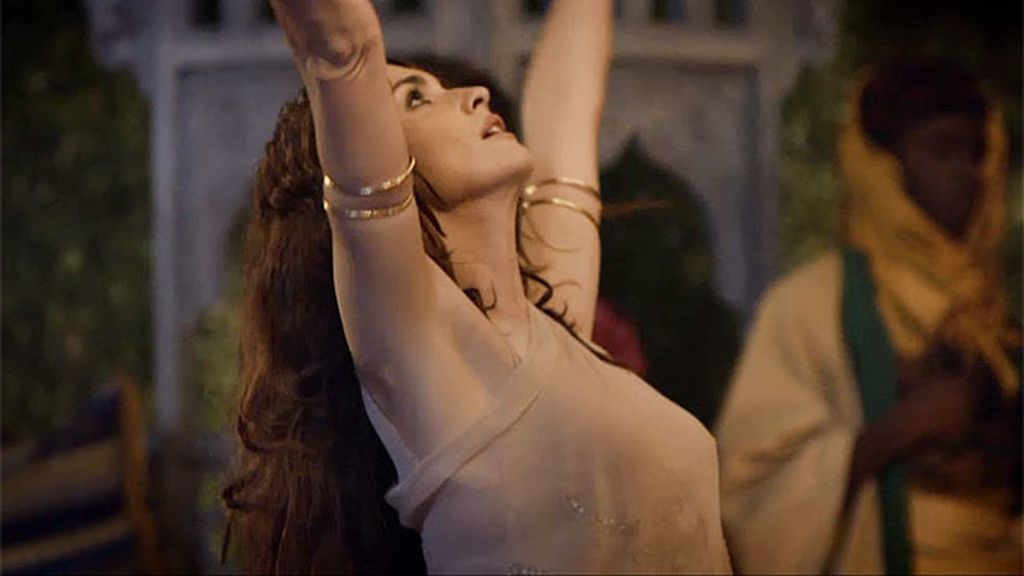 Magdalena llega a palacio tras la lapidación de su madre