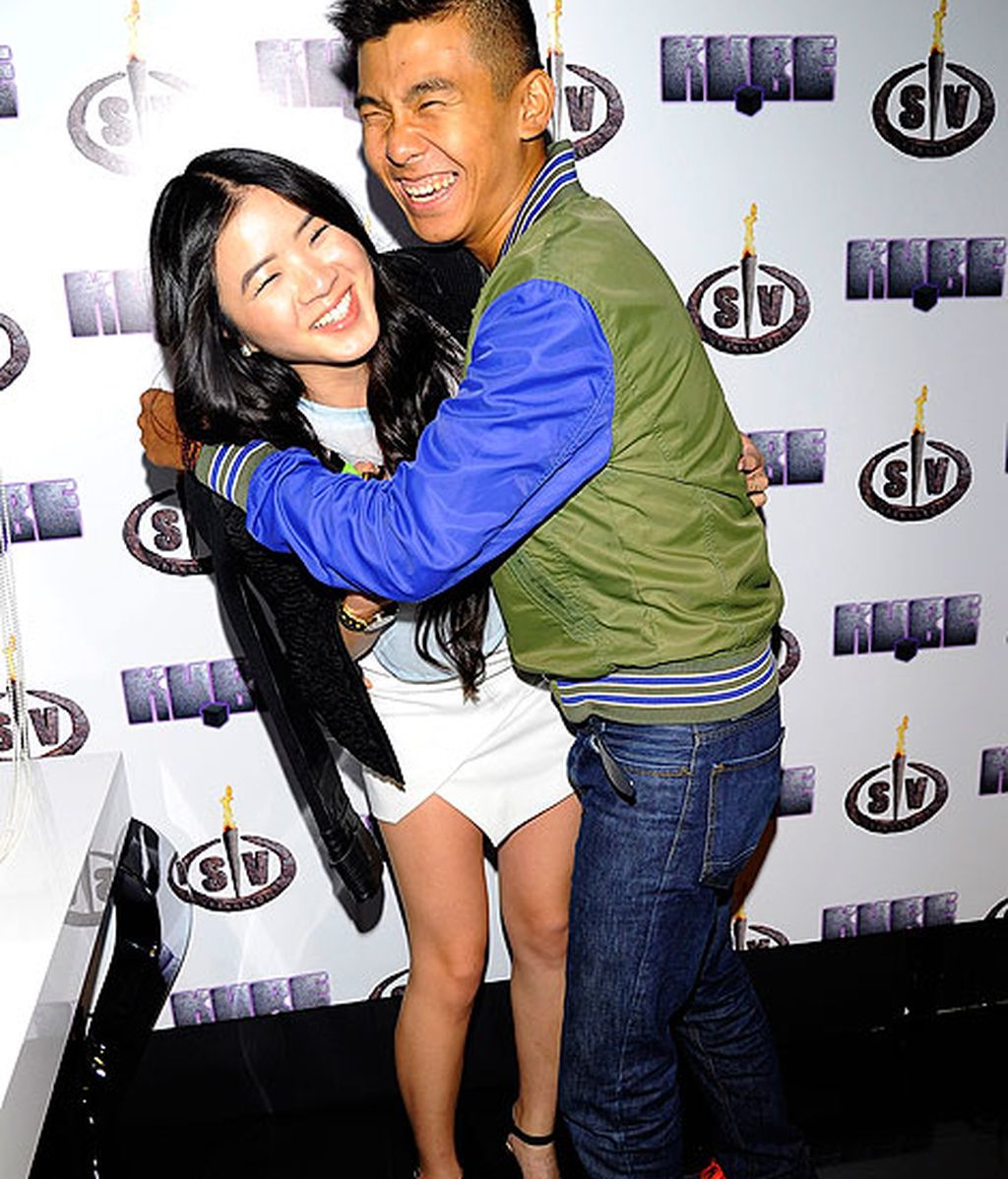 Yong Li posa muy divertido junto a su novia Yawen