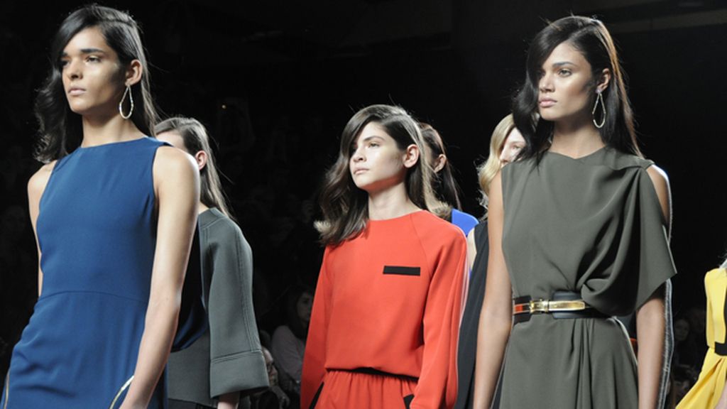 Alba Galocha brilló sobre la pasarela en el desfile de Juanjo Oliva