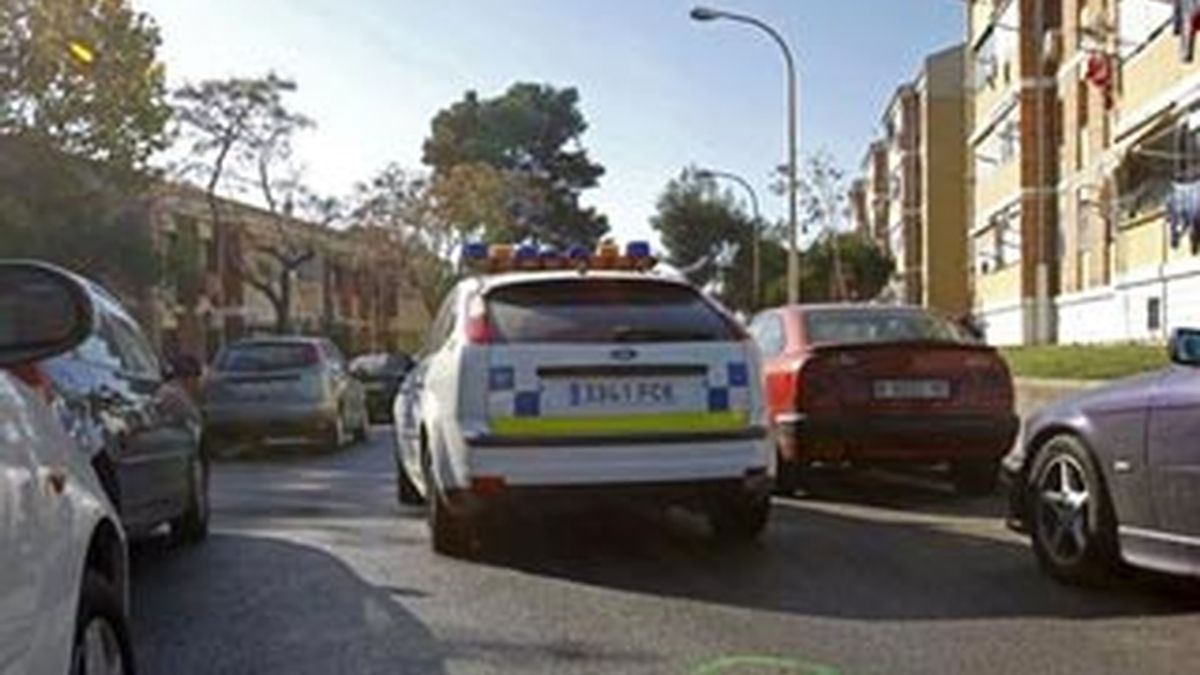 Marcas en el asfalto de la investigación policial en los alrededores donde, la pasada noche, han muerto dos hombres a causa de un tiroteo en Sant Boi (Barcelona). EFE