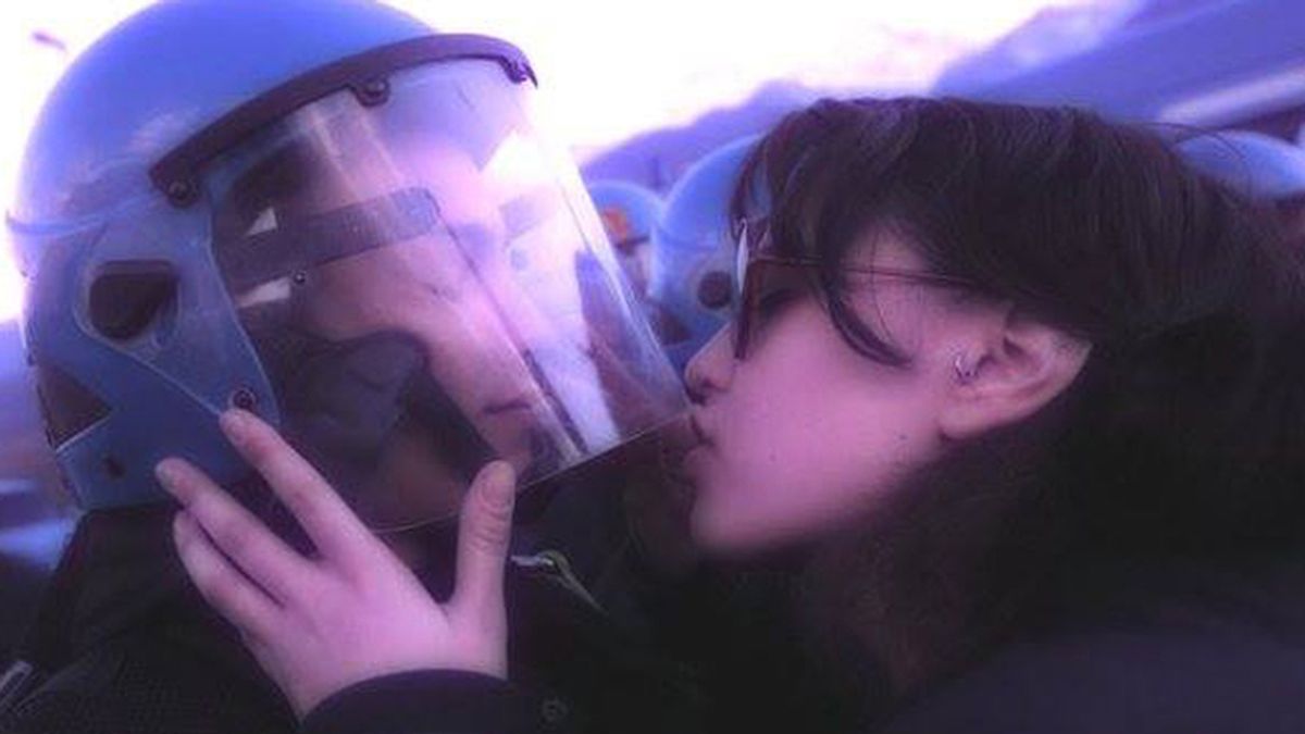 Una activista italiana es acusada de violencia sexual por besar la visera de un policía