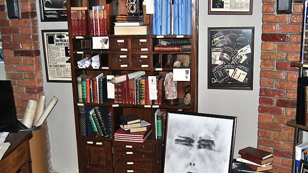 El plató de ‘Cuarto Milenio’: una biblioteca sin fin