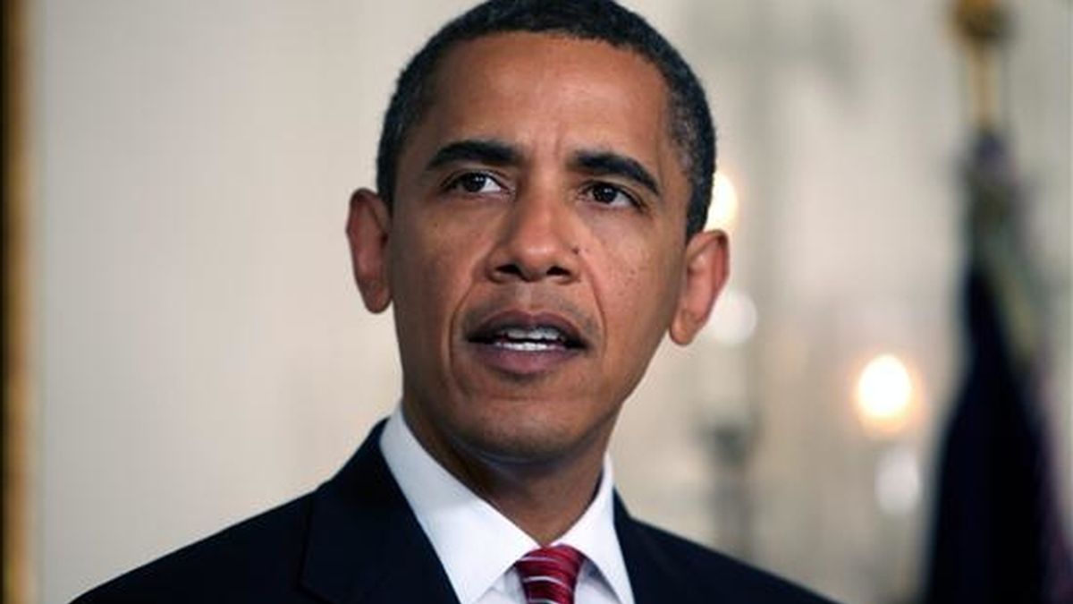 El presidente de EE.UU., Barack Obama, habla en el Sala de Recepciones Diplomáticas de la Casa Blanca en Washington DC (EEUU), sobre la aprobación de la Cámara de Representantes del país de un polémico proyecto de ley que, por primera vez en la historia, pone límites a las emisiones de gases. EFE