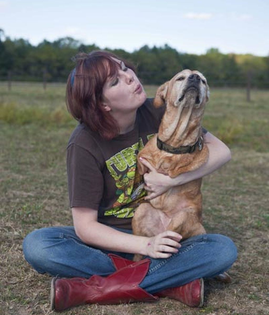 El sorprendente perro de dos patas que camina como un humano