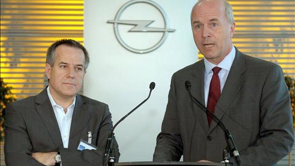 El presidente de General Motors Europe, Carl-Peter Forster (d), y el director de Magna International, Siegfried Wolf, durante una declaración conjunta en la sede de Adam Opel GmbH en Ruesselsheim (Alemania), el 3 de junio pasado. EFE/Archivo