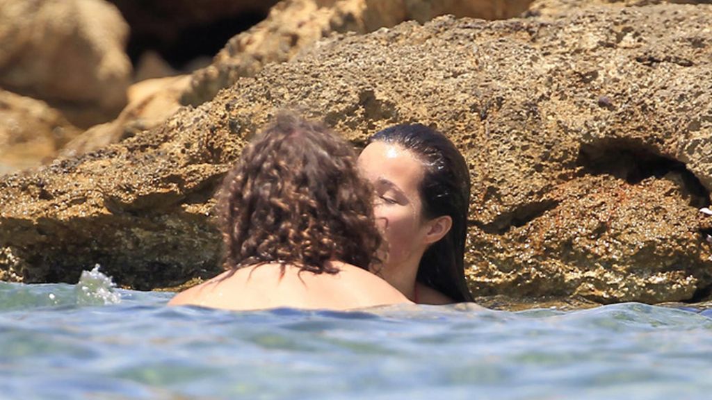 Puyol y Malena Costa, otros que también se relajan en Ibiza