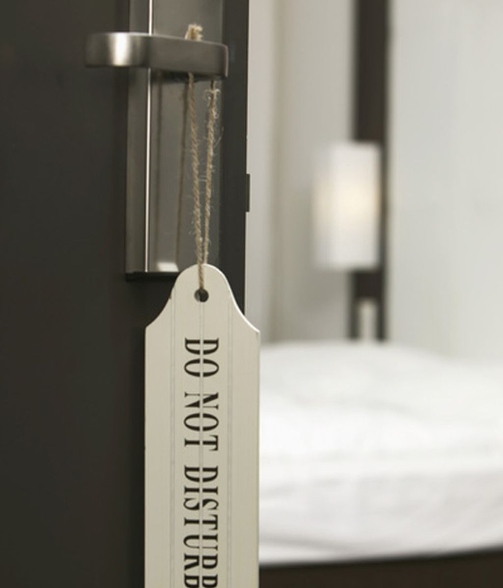 Intenta llamar a la policía diciendo que la han dejado encerrada, cuando había puesto el cartel de "no molestar"