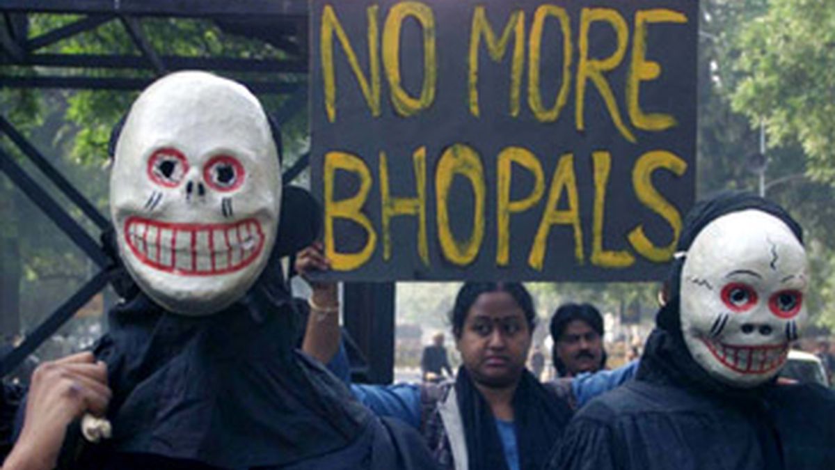 Un tribunal indio condena a dos años de cárcel a los directivos de Union Carbide por el desastre de Bhopal