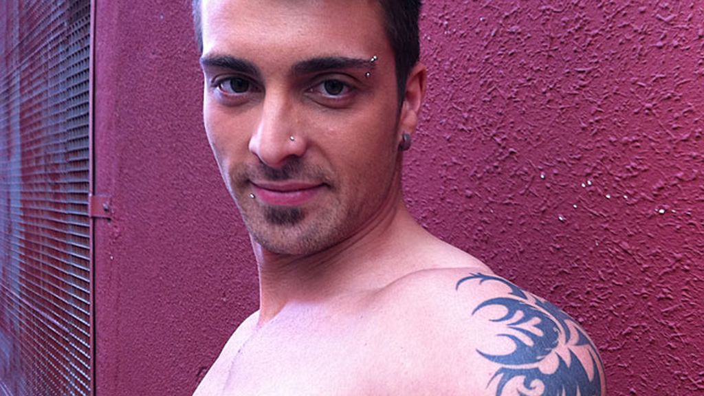 Músculos y tatuajes 'visten' su piel de arriba abajo