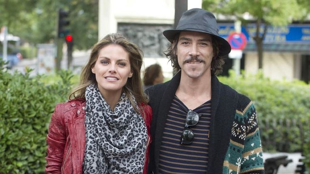 Amaia Salamanca y Óscar Jaenada presentan 'Atraco' con sendos looks 'gypsy'