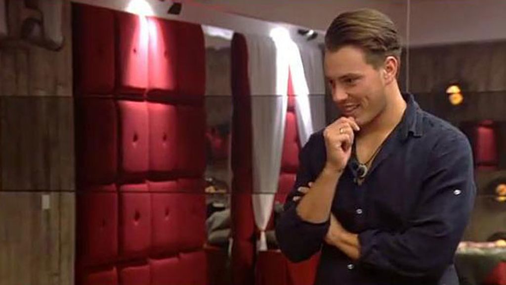 Tras conocerse su secreto, la pareja disfruta de su noche de bodas