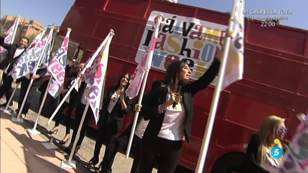 Los colaboradores de 'Sálvame' llegan a Telecinco en un bus de dos plantas