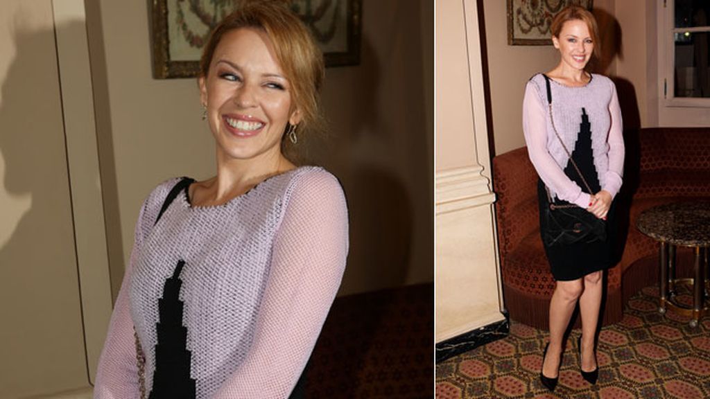 Kylie, madrina de APREC, acudió al evento con un vestido negro y una chaqueta rosa